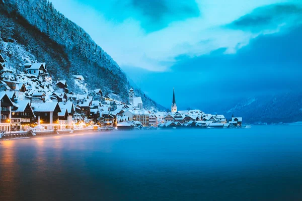 Szürkületi kilátás Hallstatt télen, Salzkammergut, Ausztria — Stock Fotó