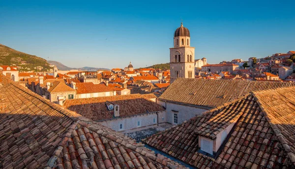 Telhados Dubrovnik terra cotta ao pôr do sol, Dalmácia, Croácia — Fotografia de Stock