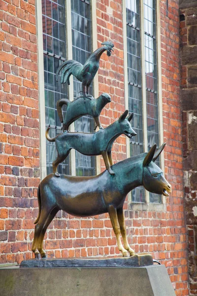 Bremen stadtmusikanten bronzestatue, bremen, deutschland — Stockfoto