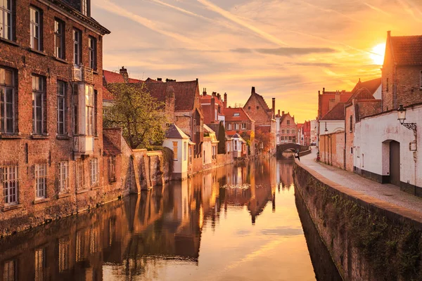 Gün doğumunda tarihi Brugge kenti, Flanders, Belçika — Stok fotoğraf