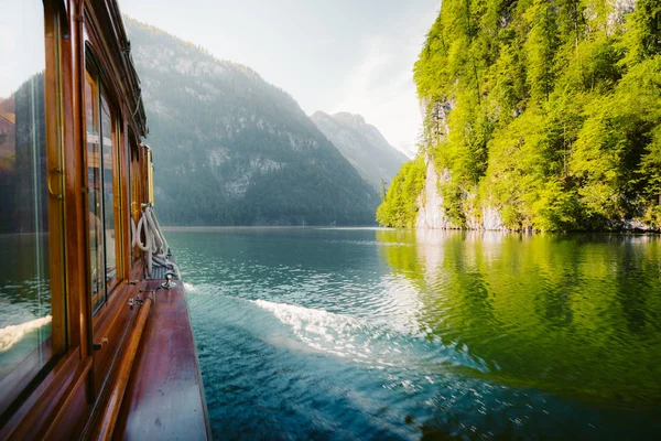 Традиційна човен на озері Кенігсзее влітку, Баварія, Німеччина — стокове фото