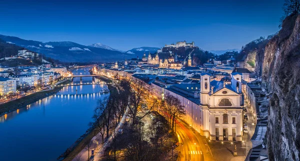 Vista panorâmica da cidade histórica de Salzburgo com Festung Hohensalzburg no crepúsculo — Fotografia de Stock