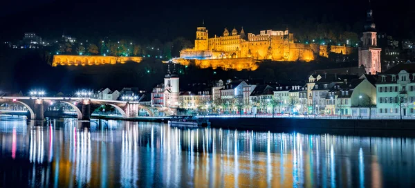 Geceleri Neckar nehri ile Heidelberg şehir panoraması, Baden-Wurttemberg, Almanya — Stok fotoğraf