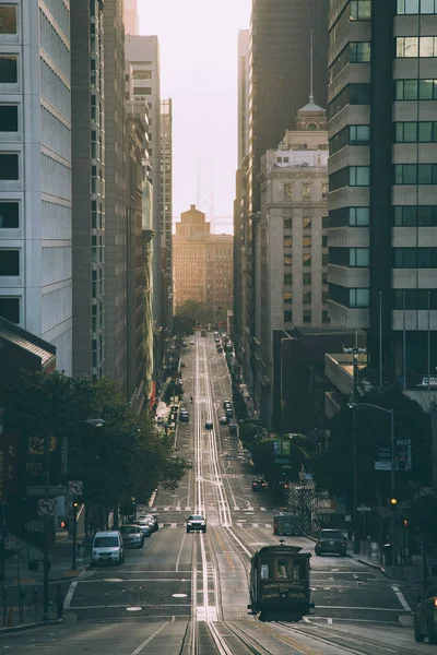 Teleférico de San Francisco en California Street al amanecer, California, EE.UU. — Foto de Stock