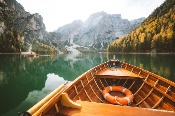 Παραδοσιακή βάρκα με κουπιά στο Lago di Μπριρές στους Δολομίτες, Νότιο Τιρόλο, Ιταλία — Φωτογραφία Αρχείου