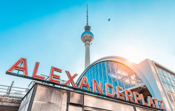 Berlin Alexanderplatz con torre de TV al atardecer, Alemania — Foto de Stock