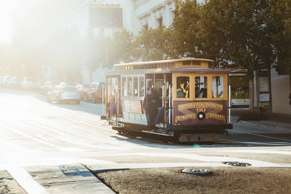 Histórico teleférico de São Francisco na famosa California Street ao pôr-do-sol — Fotografia de Stock