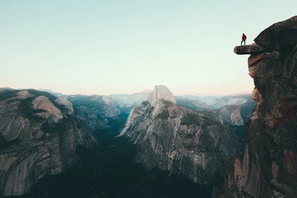 Escursionista nel Parco Nazionale dello Yosemite, California, USA — Foto Stock