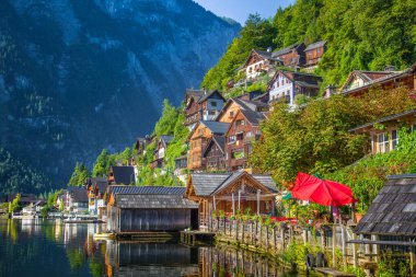 Yaz aylarında Avusturya Alpleri'ndeki Hallstattersee gölündeki ünlü Hallstatt dağ köyünde geleneksel eski ahşap evler, Salzkammergut bölgesi, Avusturya
