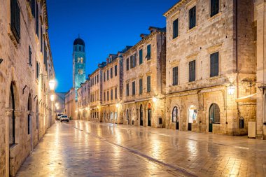 Eski Dubrovnik kasabasının ana caddesi olan ünlü Stradun 'un klasik panoramik manzarası, şafak sökmeden önceki güzel sabah alacakaranlığında, Hırvatistan' ın Dalmaçya kenti