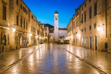 Eski Dubrovnik kasabasının ana caddesi olan ünlü Stradun 'un klasik panoramik manzarası, şafak sökmeden önceki güzel sabah alacakaranlığında, Hırvatistan' ın Dalmaçya kenti
