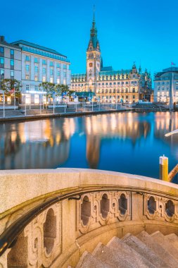 Alacakaranlıkta mavi saat boyunca Binnenalster yansıtan tarihi belediye binası ile Hamburg şehir merkezinin klasik alacakaranlık görünümü, Almanya