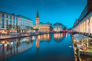 Alacakaranlıkta mavi saat boyunca Binnenalster yansıtan tarihi belediye binası ile Hamburg şehir merkezinin klasik alacakaranlık görünümü, Almanya