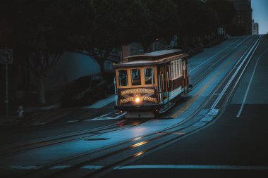 Gün doğumundan önce şafakvakti ünlü Kaliforniya Caddesi'nde yer alacak tarihi Teleferiğin büyülü alacakaranlık manzarası, San Francisco, Kaliforniya, ABD