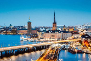 Stockholm şehir merkezinin panoramik manzarası Gamla Stan 'deki ünlü Riddarholmen ile güzel bir alacakaranlık, Sodermalm, merkez Stockholm, İsveç