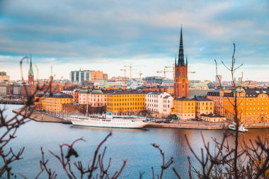 Güzel altın sabah ışığında Gamla Stan ünlü Riddarholmen ile Stockholm şehir merkezinin Klasik görünümü, Sodermalm, merkezi Stockholm, İsveç
