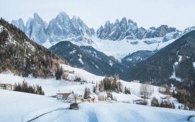 Ünlü Dolomites dağlarının klasik panoramik manzarası. Tarihi Val di Funes köyü ile birlikte. Kışın manzaralı bir günde, Güney Tyrol, İtalya