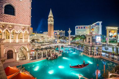 20 Eylül 2017 - Las Vegas şehir merkezi, dünyaca ünlü Strip ve Venedik ve The Mirage Resort Hotelleri ile geceleyin aydınlatıldı, Nevada, ABD
