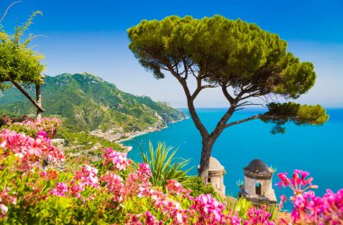 Ravello, Campania, İtalya 'daki Villa Rufolo bahçelerinden ünlü Amalfi Sahili manzaralı Salerno Körfezi