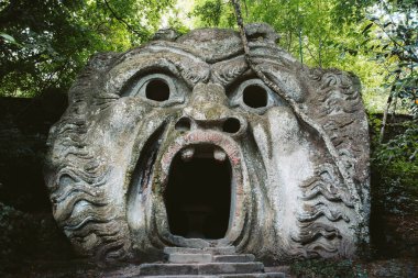 Ünlü Parco dei Mostri 'de Orcus Ağzı heykeli (Canavarlar Parkı), diğer adıyla Sacro Bosco (Kutsal Koru) veya Bomarzo' nun Bahçeleri, Bomarzo, Viterbo, kuzey Lazio, İtalya