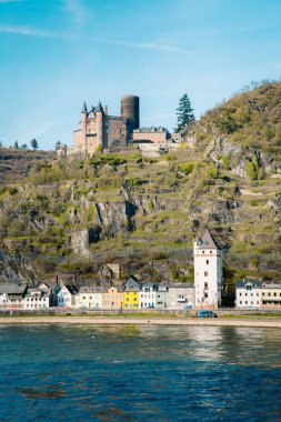 Tarihi St. Goarshausen şehrinin güzel manzarası ünlü Ren nehri baharda mavi gökyüzü ile güneşli bir günde, Rheinland-Pfalz, Almanya