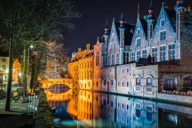 Belçika 'nın Batı Flanders ilinde, güzel bir akşam mavi saatinde tarihi Brugge şehir merkezinin klasik panoramik alacakaranlık manzarası.