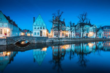 Brugge 'ün tarihi şehir merkezinin güzel alacakaranlık manzarası ünlü Potterierei kanalı boyunca eski evler alacakaranlıkta, Brugge, Flanders bölgesinde, Belçika' da aydınlandı.
