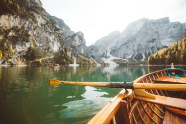Dolomitlerdeki manzaralı Lago di Braies 'in geleneksel ahşap kayık manzarasının güzel manzarası gün doğumunda, Güney Tyrol, İtalya
