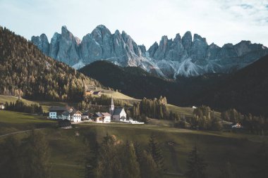 Dolomitlerin güzel manzarası... Santa Maddelana dağ köyü... sonbaharda gün batımında güzel bir altın akşam ışığı... Val di Funes, Güney Tyrol, kuzey İtalya....