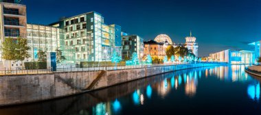 Alacakaranlıkta mavi saat boyunca Spree nehri ile ünlü Berlin hükümet bölgesinin panoramik alacakaranlık görünümü, Merkezi Berlin Mitte, Almanya