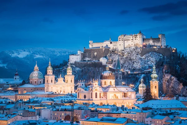 Ünlü Festung Hohensalzburg ve Salzach nehri ile tarihi Salzburg şehrinin klasik manzarası. Kış aylarında güzel bir alacakaranlıkla aydınlanıyor. Salzburger Diyarı, Avusturya.