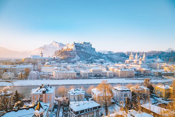 Klasszikus Kilátás Történelmi Város Salzburg Híres Hohensalzburg Erőd Salzach Folyó — Stock Fotó