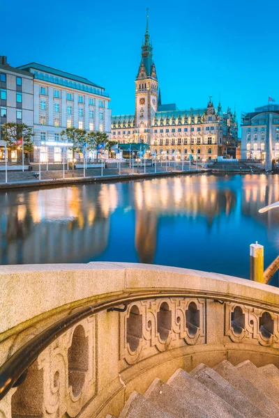 Vista Clássica Crepúsculo Centro Cidade Hamburgo Com Histórica Prefeitura Refletindo — Fotografia de Stock