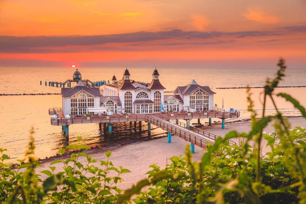 夏の日の出に美しい黄金の朝の光の中で有名なSellin Seebrucke Sellin Pier Ostseebad Sellin観光リゾート バルト海地域 ドイツ — ストック写真