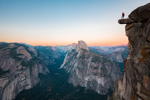 Intrépido Excursionista Está Pie Sobre Una Roca Colgante Disfrutando Vista — Foto de Stock