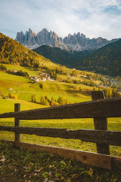 意大利北部南蒂罗尔Val Funes 与著名的Santa Maddelana山村的白云石中的田园诗般的山景 秋天日落时 黄昏时分 美丽的黄昏时分 — 图库照片