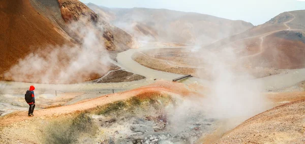 Prachtig Uitzicht Het Idyllische Geothermische Berglandschap Met Persoon Wandelen Landmannalaugar — Stockfoto