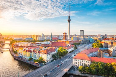 Berlin 'in klasik gökyüzü manzarası ünlü TV kulesi ve gün batımında güzel bir altın akşam ışığı altında Spree, Berlin Mitte, Almanya' nın merkezi.