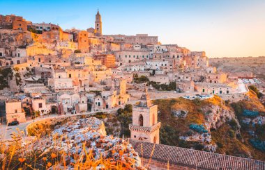 Antik Matera (Sassi di Matera) kasabasının panoramik manzarası gün doğumunda güzel bir altın sabah ışığı, Basilicata, güney İtalya