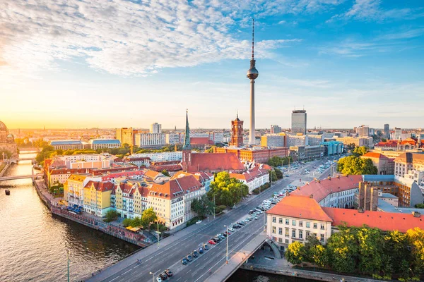 德国中柏林密特市 黄昏时分 经典的柏林天际线景观与著名的电视塔和Spree在美丽的金色夜光中 — 图库照片