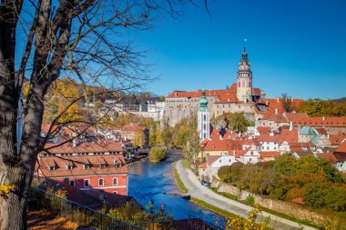 1992 'den beri UNESCO' nun Dünya Mirası Bölgesi olan ünlü Cesky Krumlov Şatosu ile tarihi Cesky Krumlov 'un panoramik manzarası, Çek Cumhuriyeti' nin sonbaharda gün doğumunda güzel bir sabah ışığı altında