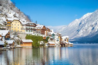 Kışın güzel bir soğuk güneşli bir günde ünlü Hallstatt lakeside kasabasında Geleneksel evler, Salzkammergut bölge, Avusturya
