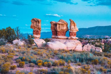 Muhteşem Dört Kabadayı kumtaşı oluşumları Şeytan 'ın Bahçesi' nde güzel bir akşam ışığında alacakaranlıkta, Grand Staircase-Escalante Ulusal Anıtı, Utah, ABD
