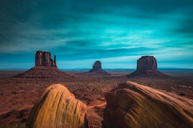 Ünlü Mittens ve Merrick Butte 'un yıldızlı bir yaz gecesi, Arizona, Amerika' nın güneybatısında güneşli bir gecede güzel mistik ay ışığında aydınlattığı manzara manzarası.