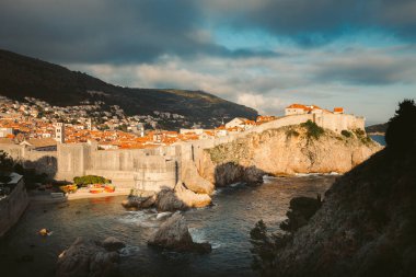 Hırvatistan 'ın Dalmaçya kentinde, gün batımında güzel bir altın akşam ışığı altında tarihi Dubrovnik kentinin güzel manzara manzarası