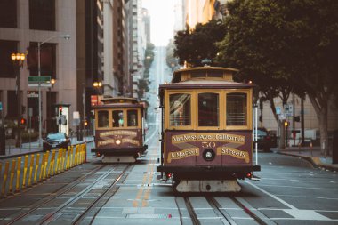 San Francisco Cable Cars 'ın klasik manzarası ünlü Kaliforniya caddesinde gün batımında eski tarz Instagram stili VSCO filtre efektiyle, San Francisco, California, ABD