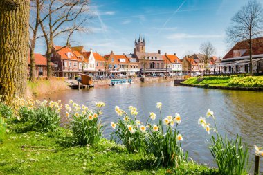 Tarihsel Sluis kasabasının güzel manzarası güneşli bir günde mavi gökyüzü ve baharda bulutlar, Zeelandic Flanders bölgesi, Hollanda