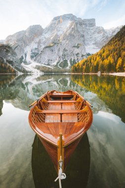 Dolomitlerdeki manzaralı Lago di Braies 'in geleneksel ahşap kayık manzarasının güzel manzarası gün doğumunda, Güney Tyrol, İtalya