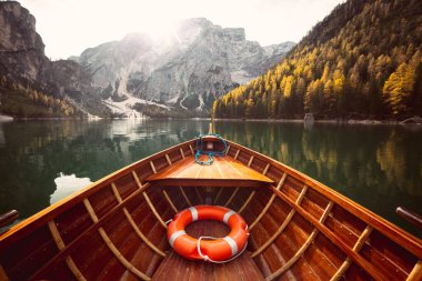 Dolomitlerdeki manzaralı Lago di Braies 'in geleneksel ahşap kayık manzarasının güzel manzarası gün doğumunda, Güney Tyrol, İtalya