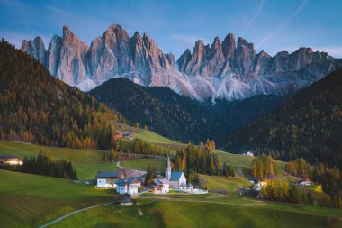 Dolomitlerin güzel manzarası... Santa Maddelana dağ köyü... sonbaharda gün batımında güzel bir altın akşam ışığı... Val di Funes, Güney Tyrol, kuzey İtalya....